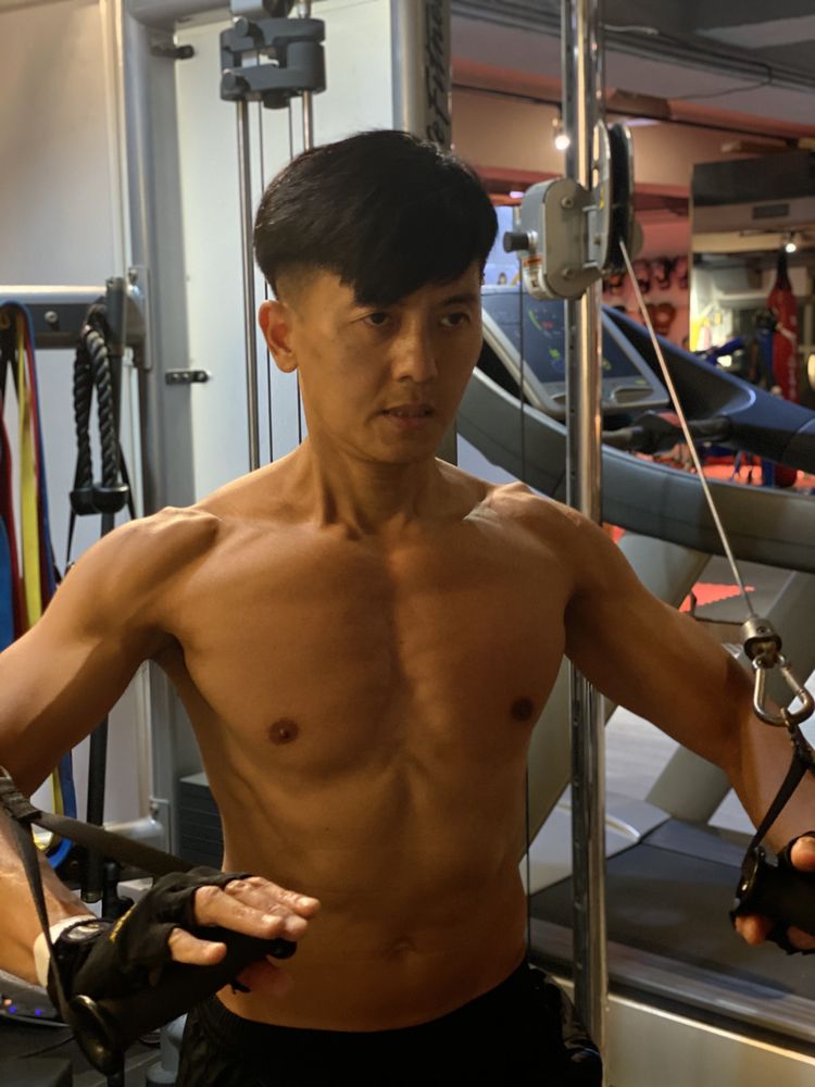 衛志豪狂操爆肌鋼條身形客串一角。