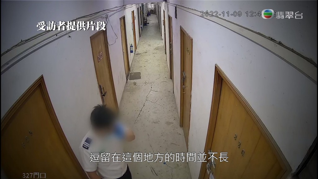 閉路電視顯示,接報到場的救護人員到達另一單位門外,曾打過電話,但黃先生指救護人員幾分鐘後已經離去。