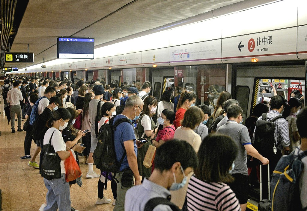 袁國勇建議公共交通工具應每小時最少換氣6次。資料圖片