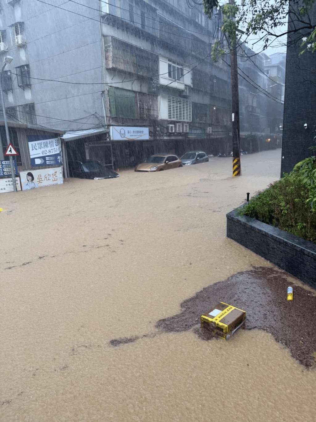 台湾广泛地区暴雨。 threads