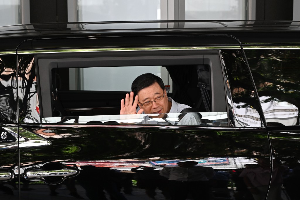 李家超與各局長會見傳媒後離開。劉駿軒攝 李家超與各局長會見傳媒後離開。劉駿軒攝