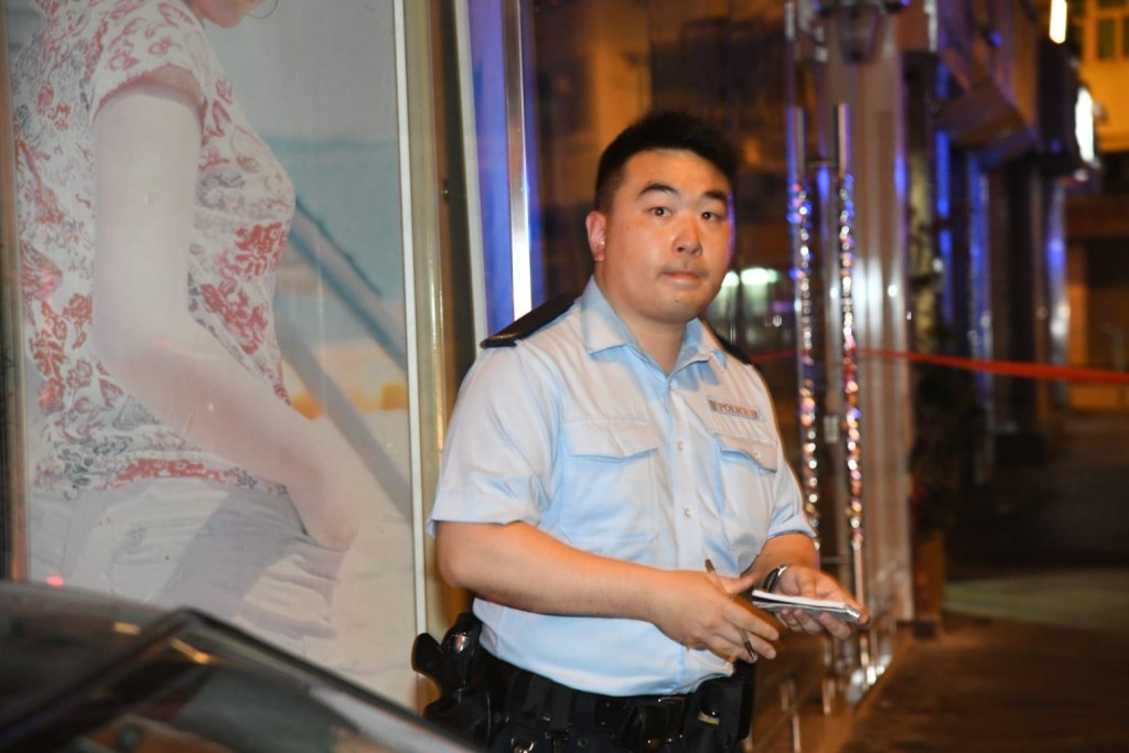 其中一名拔槍警員。