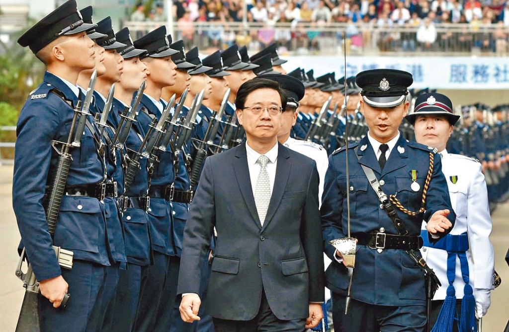 李在警队服务逾三十年，官至「二哥」之位。