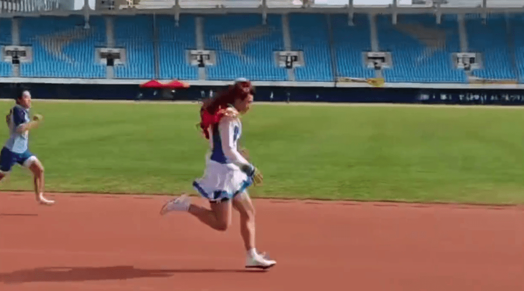 男生校運會穿裙子戴假髮跑步奪冠。