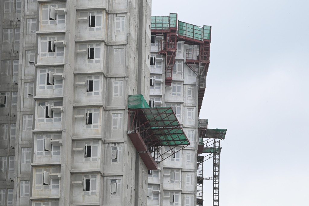 東涌第42區正在興建中的公營房屋發展項目第3座、第4座及第5座，被發現疑有部分結構構件的混凝土質量不及格。資料圖片