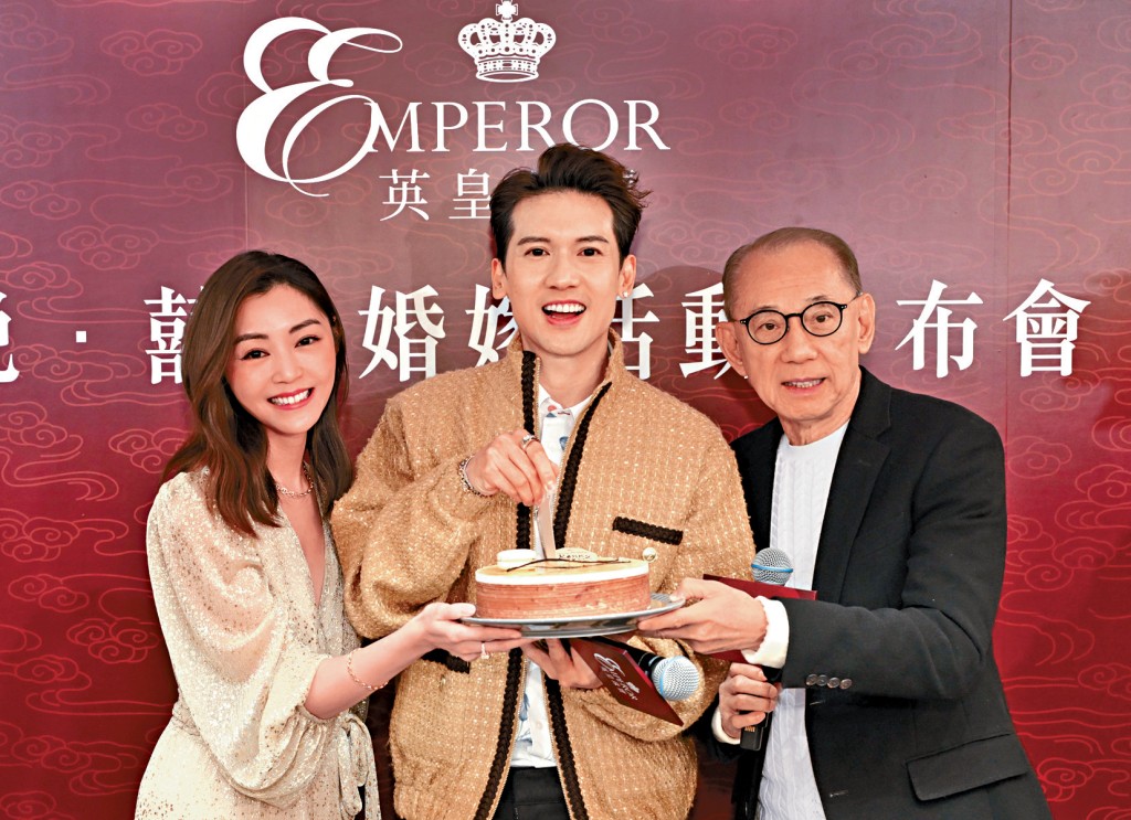 楊受成博士與Michelle齊提早為Kenny慶祝生日。