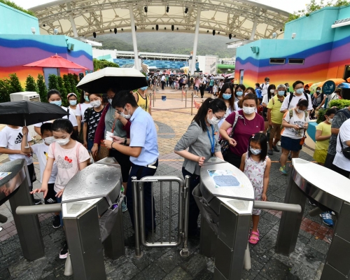 海洋公園恢復營運,預約市民排隊入場。