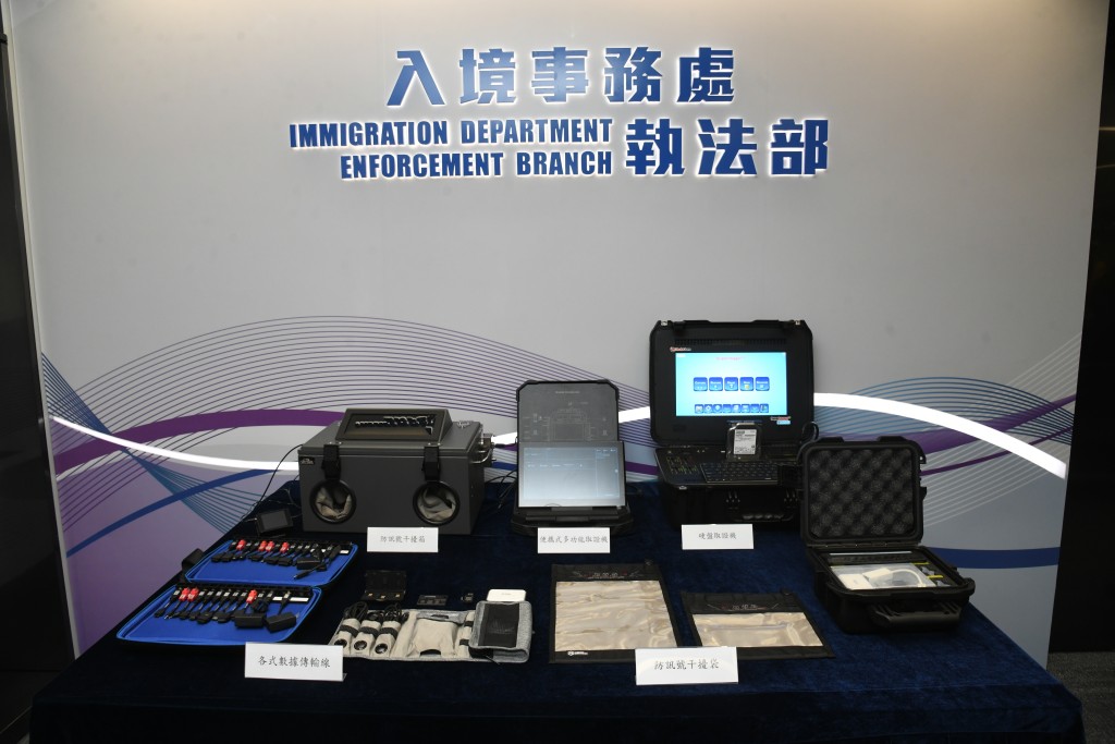 人員會利用各種數碼法證設備協助執法。 人員會利用各種數碼法證設備協助執法。
