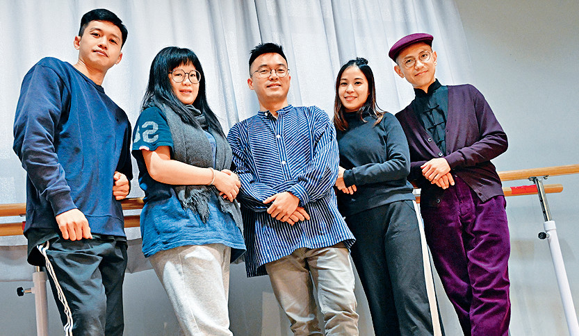 ■《男．旦．女．生》由許俊傑（中）與粵劇藝術家菊紫雲（右）及袁善婷（左二），以及當代舞蹈家馬師雅（右二）和岑智頤（左）參與演出及創作。