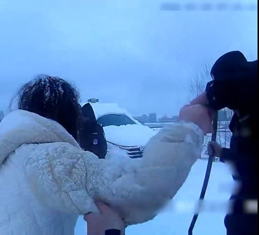 安徽有女子離奇在大雪夜流連郊外連8小時，險變人形冰雕。抖音＠平安龍子湖