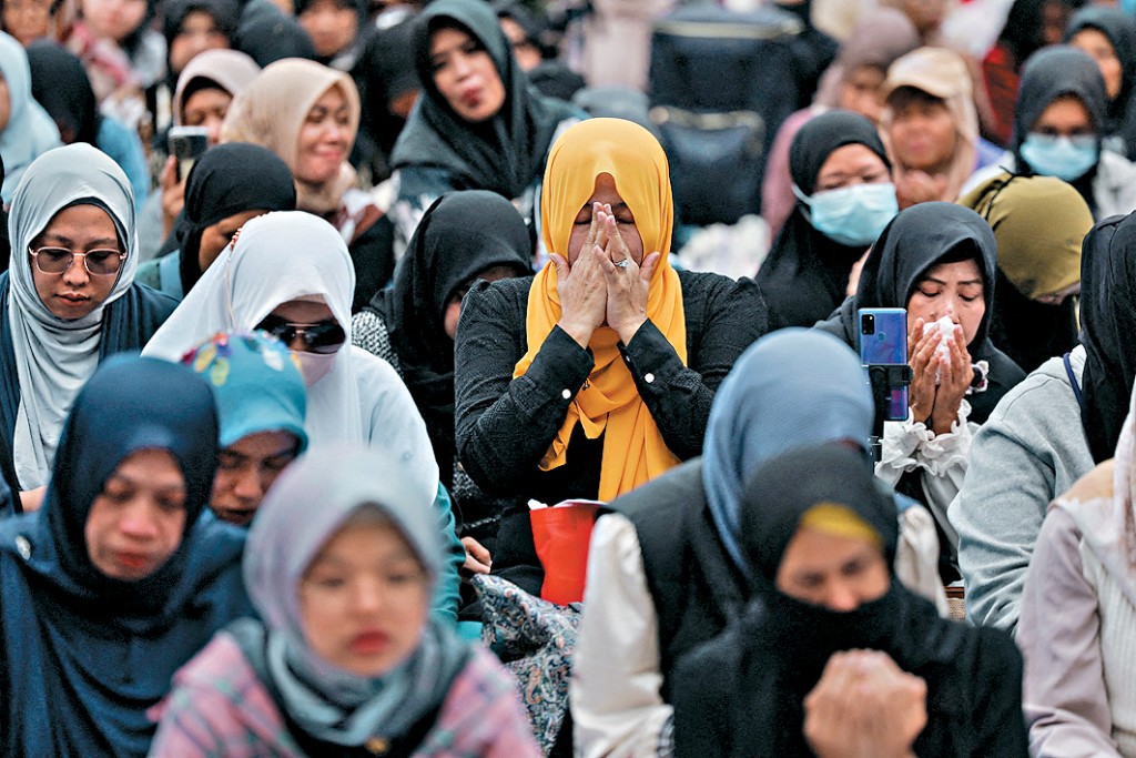 大批外傭聚集哀悼在火災逝世的同鄉。