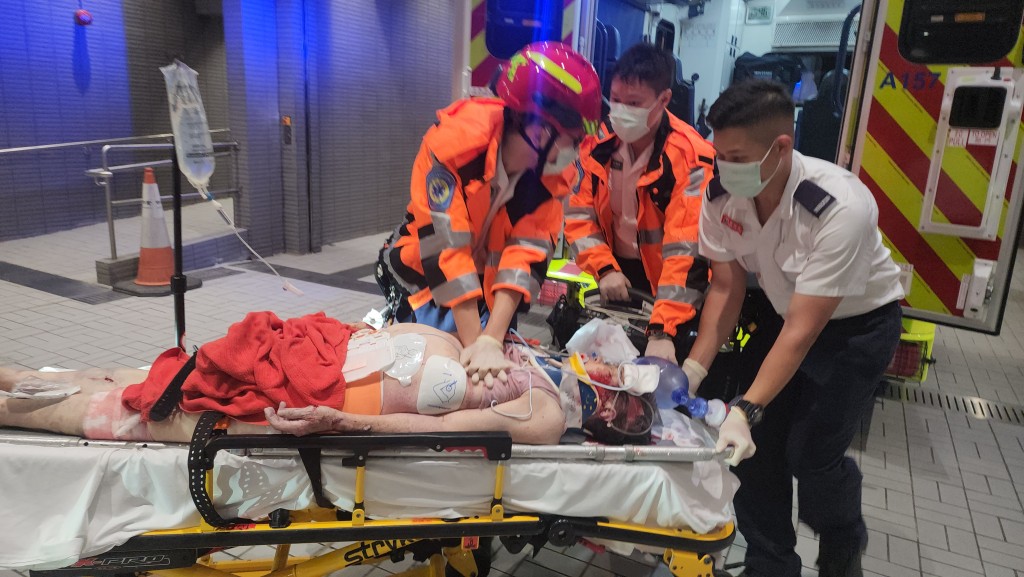 救护员将伤者送往广华医院抢救。