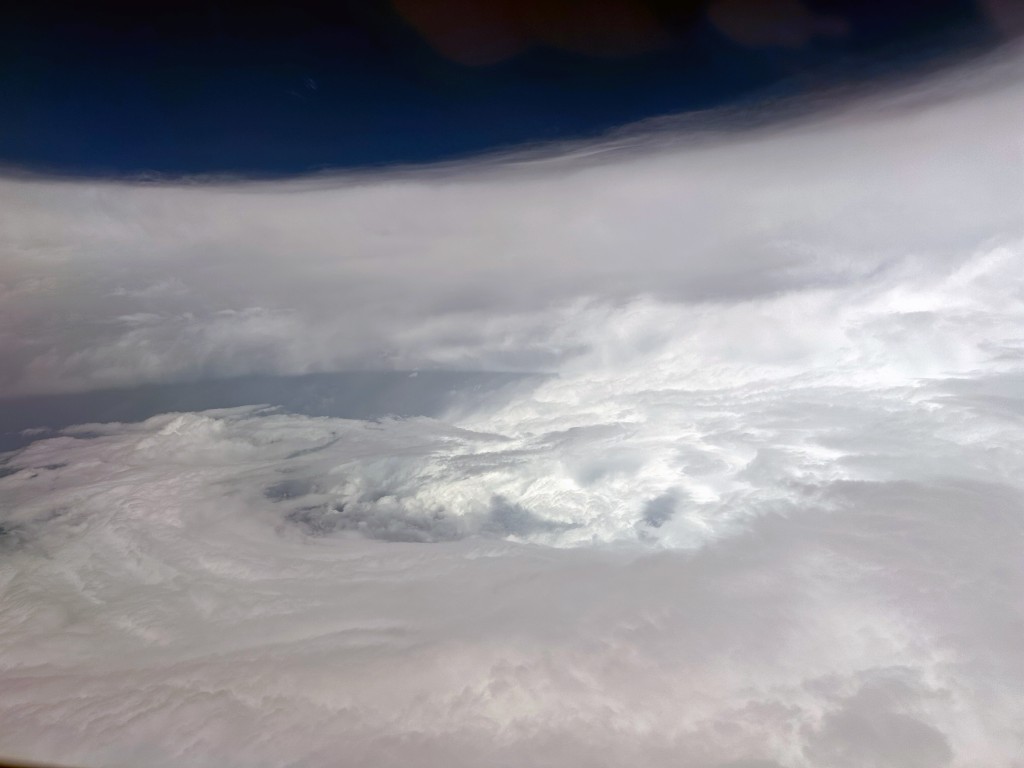 飞行服务队派定翼机到超强台风苏拉附近收集气象数据。政府新闻处图片