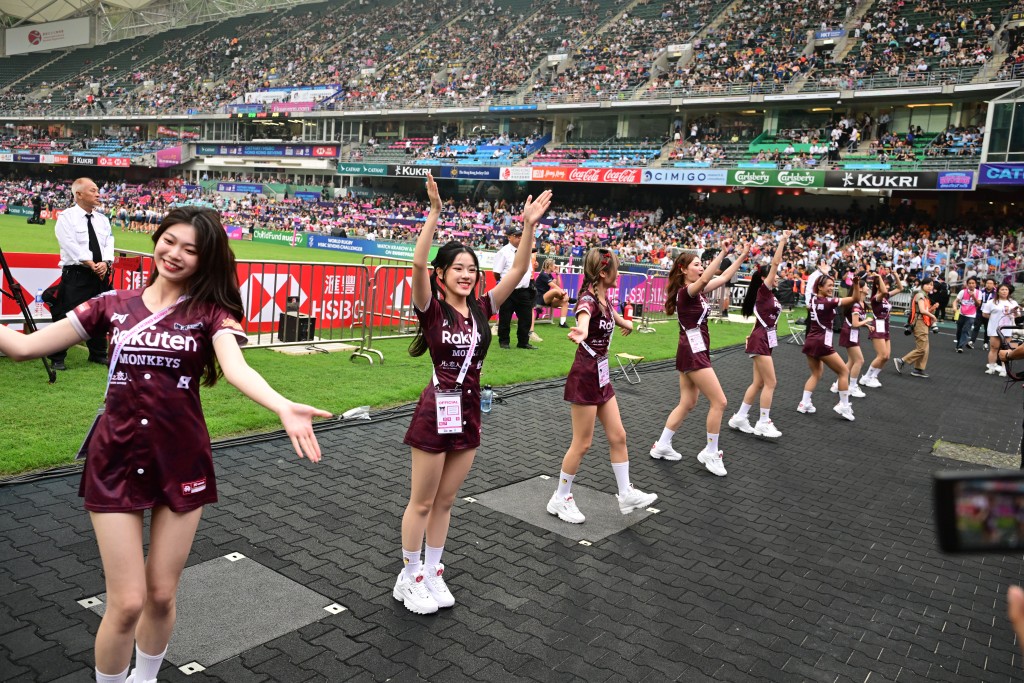  香港國際七人欖球賽周五開鑼，樂天女孩表演，現場氣氛熾熱。 陳極彰攝