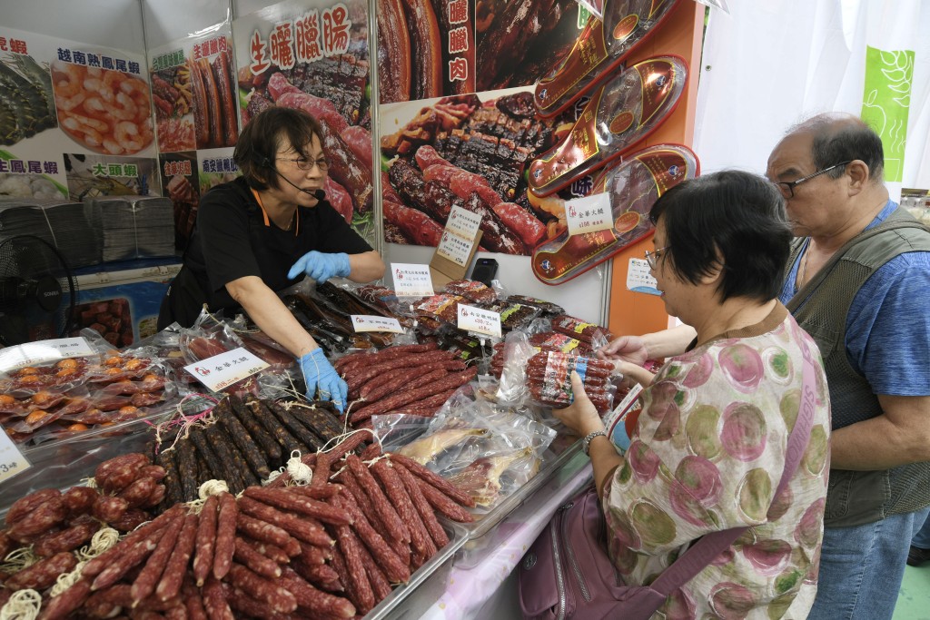 不少市民一窩蜂衝到臘肉舖廣昌隆攤位，搶購1蚊臘腸。陳浩元攝