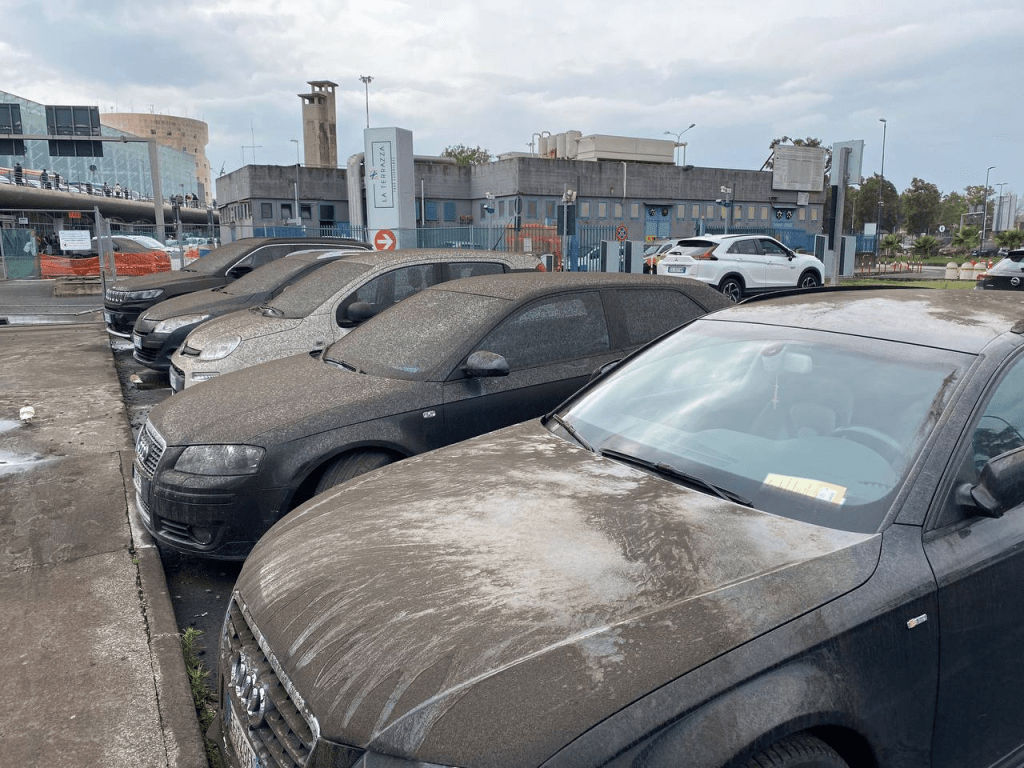 大量火山灰散落在卡塔尼亞，汽車、街道都黏上一層火山灰。twitter@aprajitanefes@