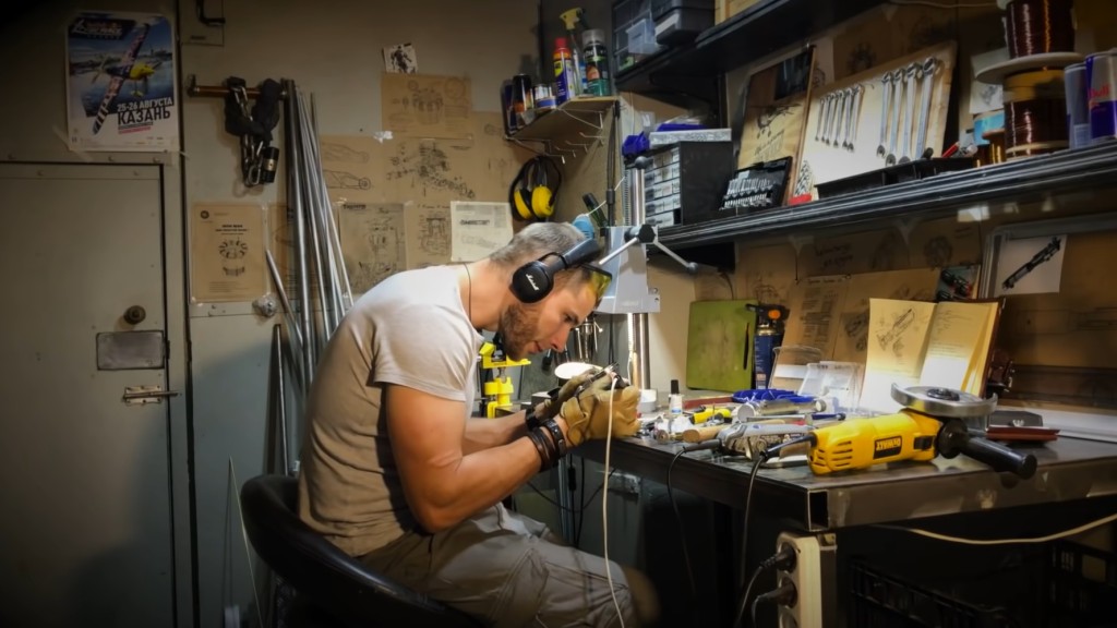 伯坎为研发光剑，做了数百次实验。互联网图片