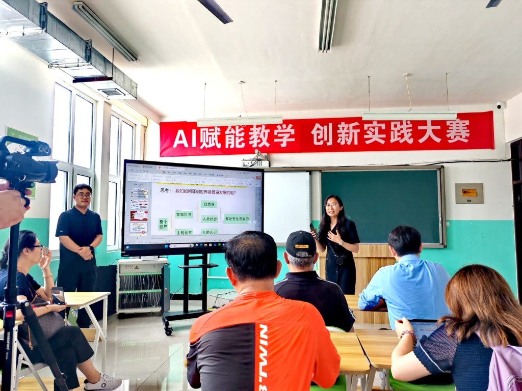 贊皇中學課室有各種智能化教學設備。楊浚源攝