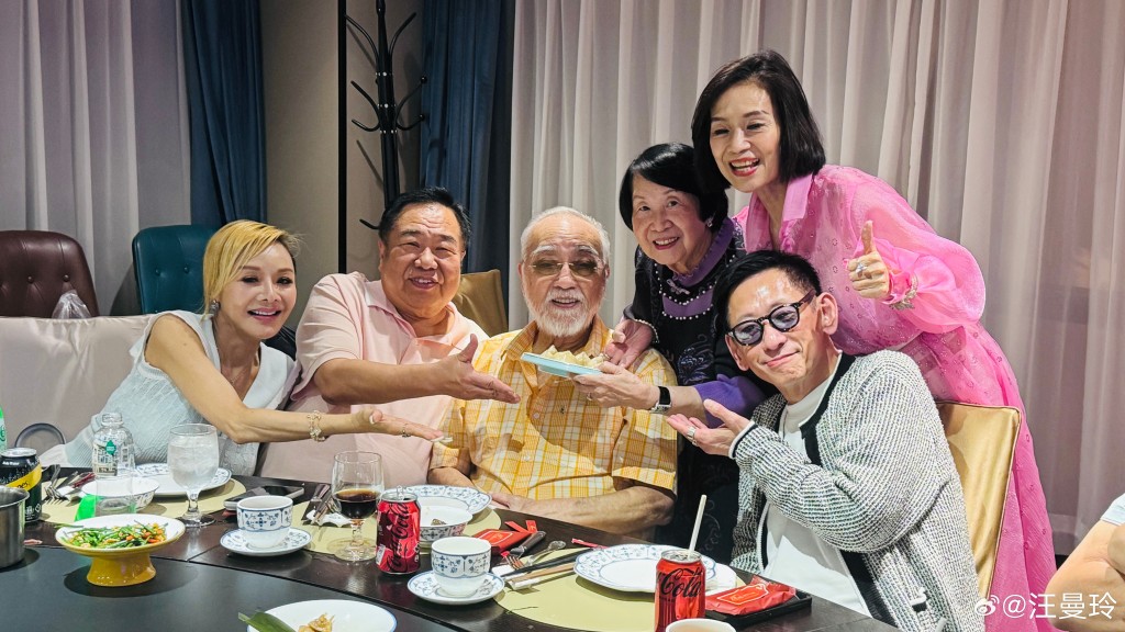 葉子楣、盧海鵬、連炎輝（右一）等多位好友齊聚，與吳麗珠一同熱鬧慶生。（圖片來源：汪曼玲微博）