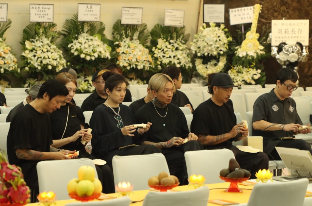 陈匡荣生前的亲友除了致花牌悼念，亦有不少圈中人亲身到场致祭。