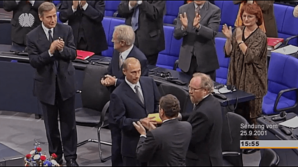 2001年,普京以俄羅斯總統在德國聯邦議院用德文發言,掌聲雷動。 Deutscher Bundestag@YouTube 2001年,普京以俄羅斯總統在德國聯邦議院用德文發言,掌聲雷動。 Deutscher Bundestag@YouTube