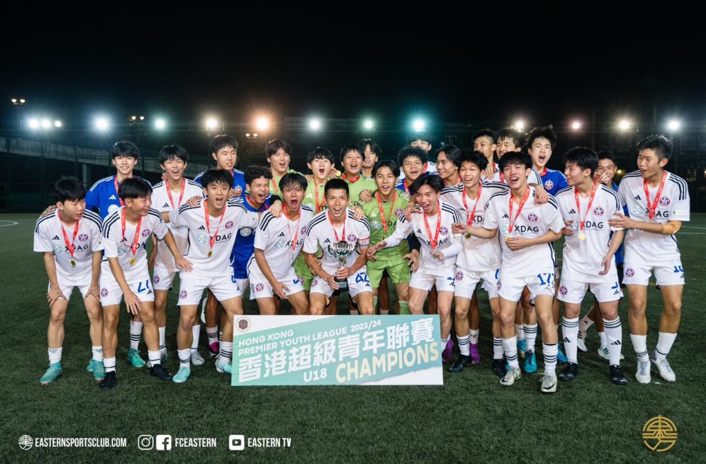 东方U18勇夺超青联U18组别冠军，赛后全队大合照。 东方足球队图片
