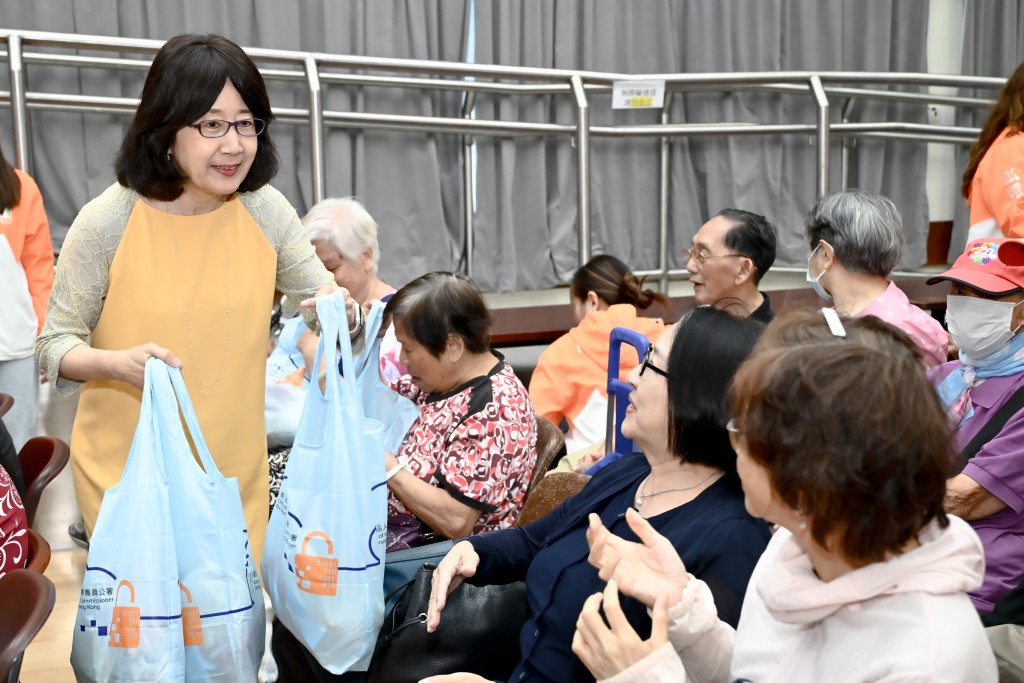 私隱專員鍾麗玲及關愛義工隊向長者致送中秋福袋。私隱專員公署圖片
