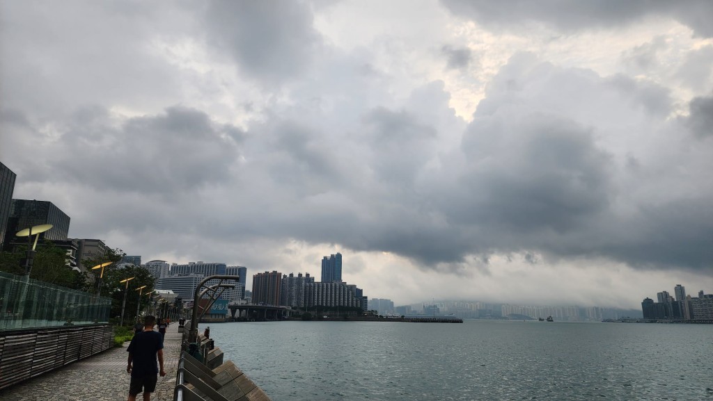 本港地區今日大致多雲,間中有驟雨及幾陣狂風雷暴,早上部分地區雨勢較大。黎志偉攝 本港地區今日大致多雲,間中有驟雨及幾陣狂風雷暴,早上部分地區雨勢較大。黎志偉攝