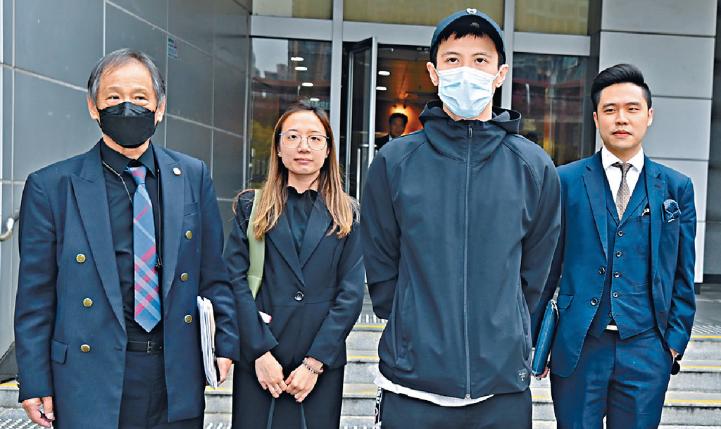 ■周永恆在3名律師陪同下接受訪問。
