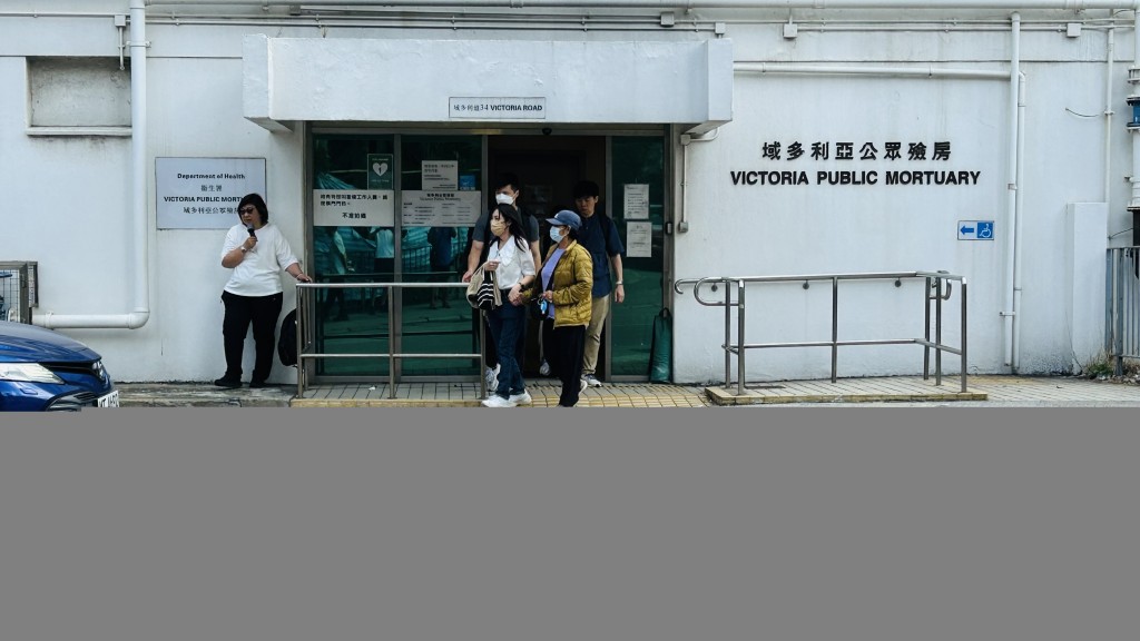 死者的兩名女親屬到域多利亞公眾殮房認屍。 死者的兩名女親屬到域多利亞公眾殮房認屍。
