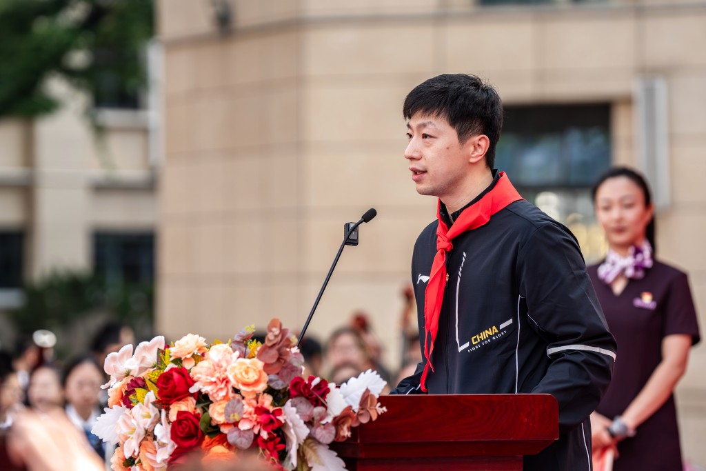 馬龍在雲南師範大學實驗中學和學生分享成長故事與心路歷程。 新華社