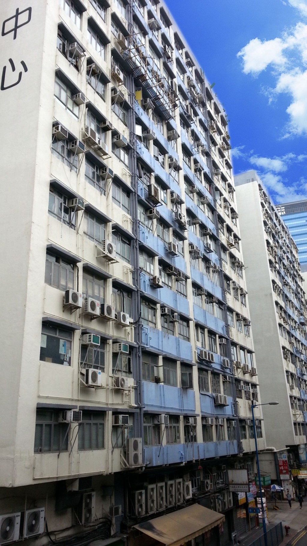 官塘工業中心低層相連單位放售，意向價約1.15億，呎價約3984元。