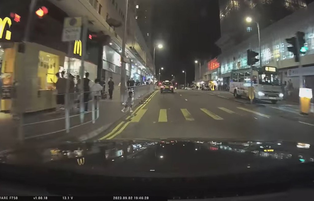 女童由行人路衝出橫過馬路。fb車cam L（香港群組）Vincent Lau影片截圖