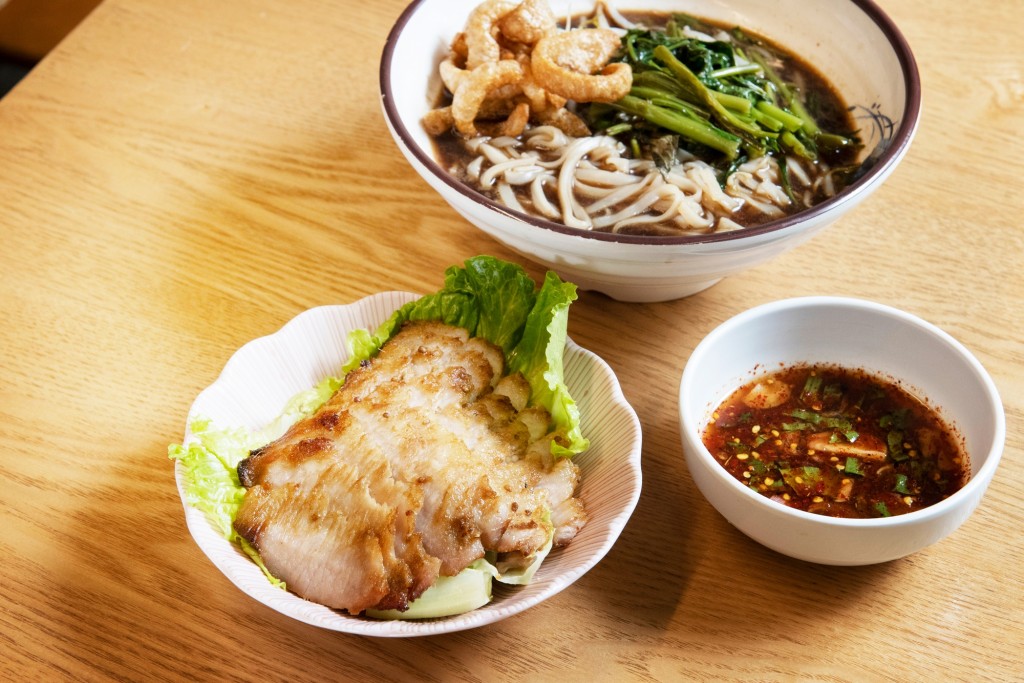 泰式豬頸肉船河$69，充滿地道泰國風味，湯底以多種香料熬製。豬頸肉切片厚薄適中，肉質帶油香且富彈性，輕烤後散發焦香，與濃郁的湯十分匹配。