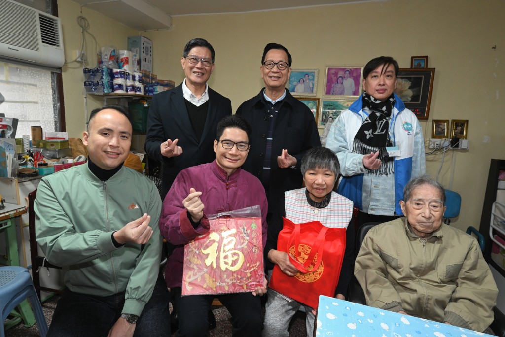 陈浩濂（前排左二）与屯门民政事务专员关可临（前排左一）等一同探访居于大兴邨的双老家庭。政府新闻处图片