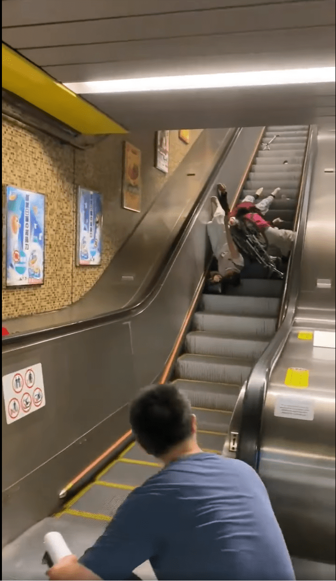 有市民按緊急掣煞停扶手電梯。