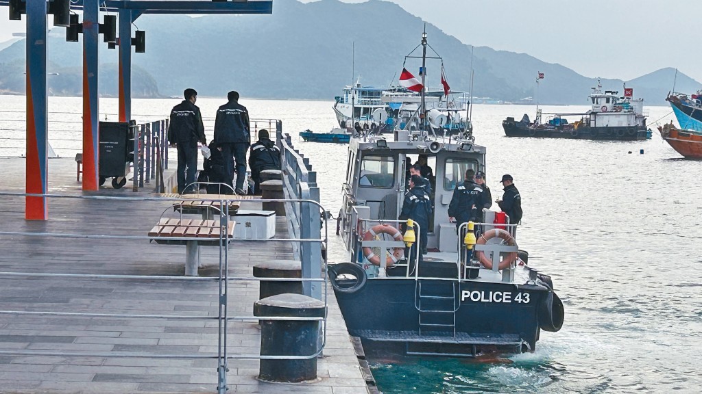 西貢新公眾碼頭對開海面驚現浮屍，救援人員接報趕至。