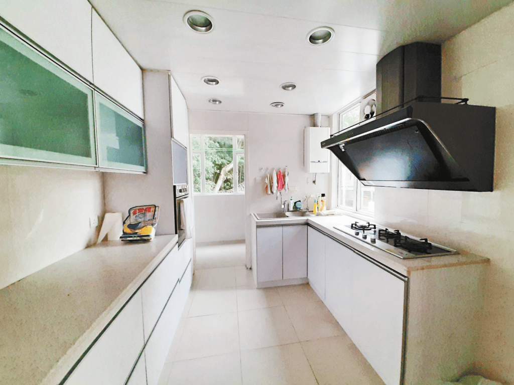 廚房對流窗起通爽光猛之效，白色廚櫃 顯得無瑕。