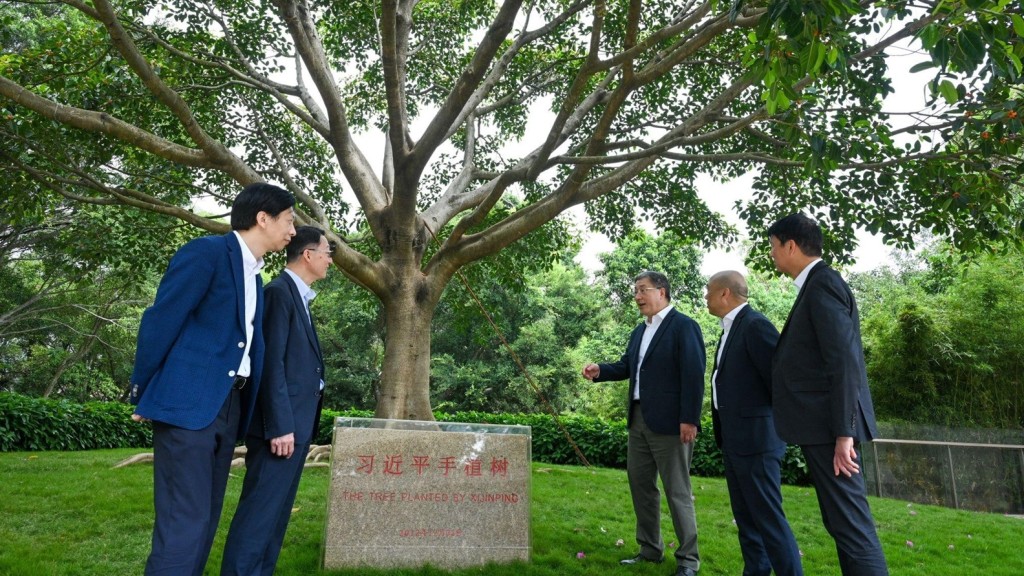 政务司副司长卓永兴联同路政署署长陈派明和康乐及文化事务署署长刘明光访问深圳，考察当地园林绿化及美化城市景观的措施。政府新闻处