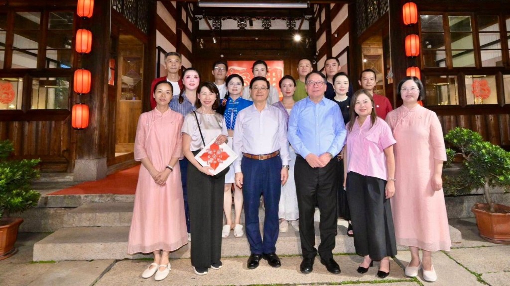 李家超昨天(22日)晚上，與團隊到訪福州的歷史文化街區「三坊七巷」。李家超FB圖片