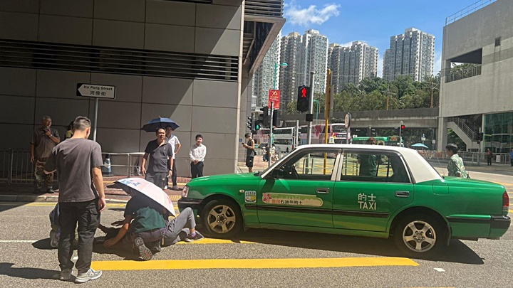 老婦被的士撞倒。fb：車cam L（香港群組）