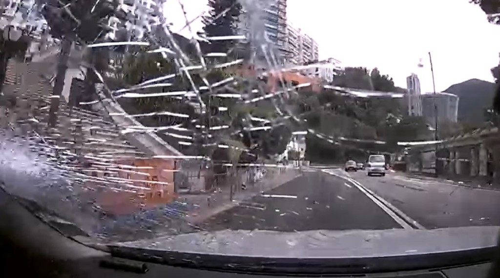 私家車左邊擋風玻璃被撞成蜘蛛網狀。(影片截圖)