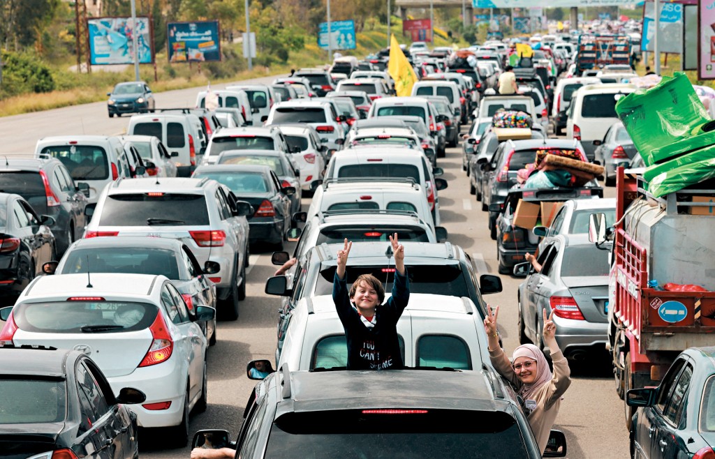 以黎停火生效後，黎巴嫩南部提爾市可見大批流離失所民眾踏上返家路途。
