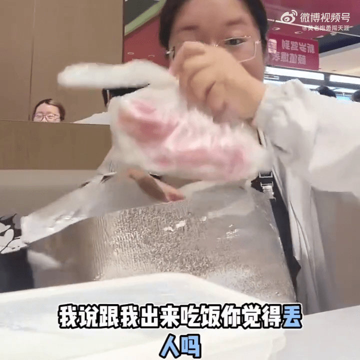 白嫖女將食材一一拿出。 白嫖女將食材一一拿出。