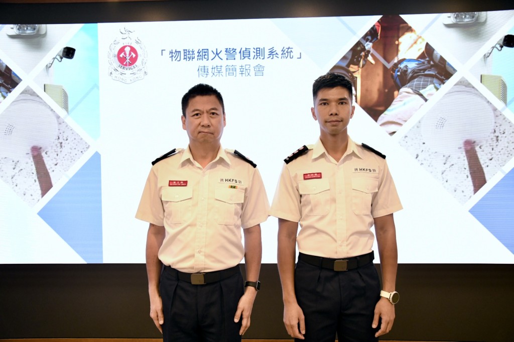左起：消防處消防區長（樓宇改善策略及特別行動）施文煜，助理消防區長（樓宇改善策略及特別行動）曾昭樂。