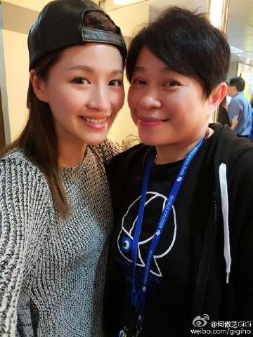 現年38歲的何傲芝較早前低調與富貴男友董必政結婚,何傲芝是前港姐何傲兒(現名何天兒)家姐,曾經短暫擔任《東張西望》主持,亦曾經拍攝劇集《東西宮略》及《依家有喜》,不過她加入TVB不久便淡出娛圈,轉而回到老本行做馬評人,而她是至今唯一嫁入豪門的《東張》女神,她的丈夫是「帝皇翡翠」創辦人董吳玲玲之子,身家相當豐厚,是正宗的名門望族,成功升呢做闊太!