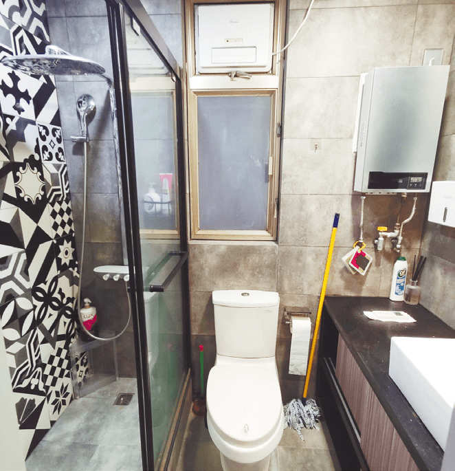 浴室設有玻璃門分隔淋浴間，保持乾濕分離，易於打理。
