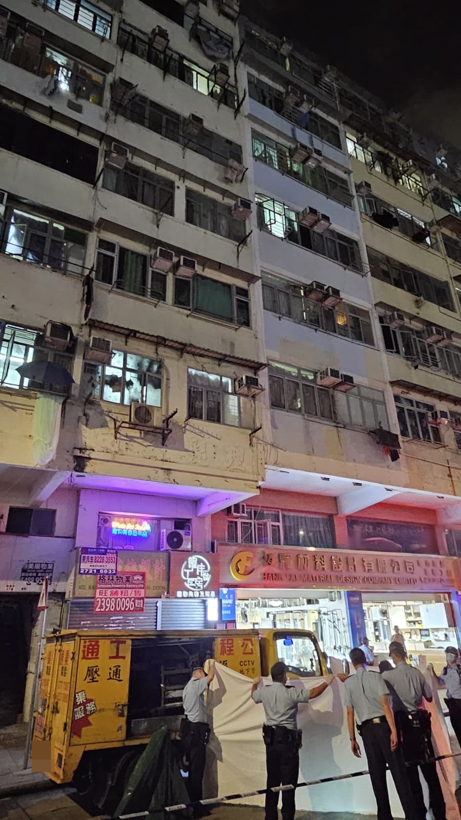 警員用綠色帳篷覆蓋遺體。 警員用綠色帳篷覆蓋遺體。
