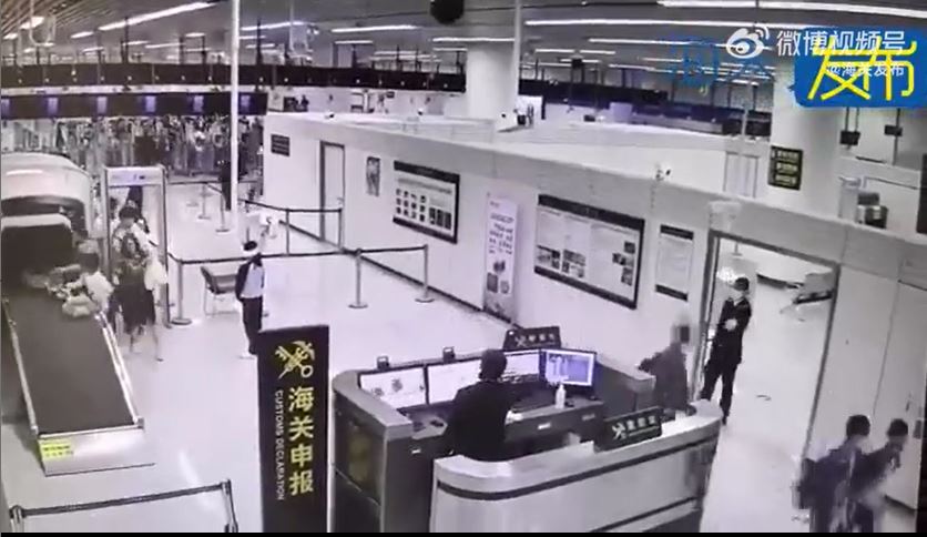 从香港入境深圳男子被海关人员截停。