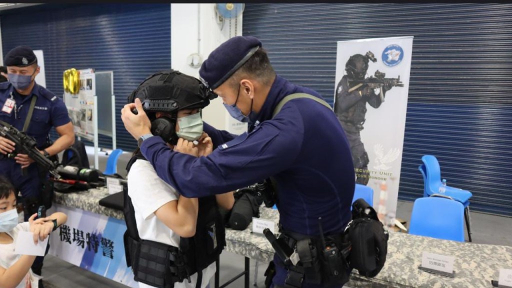 沙田警署舉辦家庭日 青少年模擬調查刑事案搜證